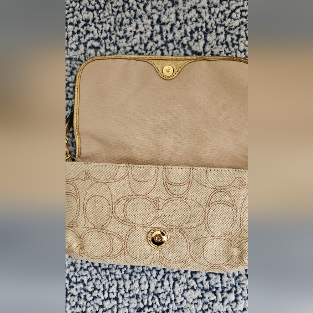 Coach wristlet bag. - Picture 9 of 9